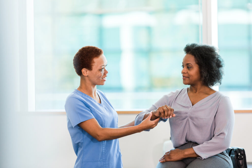 Occupational therapist helps businesswoman with arm injury